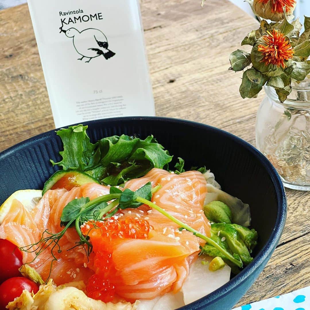 北欧デザイン・ストックホルム便のインスタグラム：「先日行ったヘルシンキの「かもめ食堂」。 私のはサーモン丼🍚 カモメさんがかわいい💕」