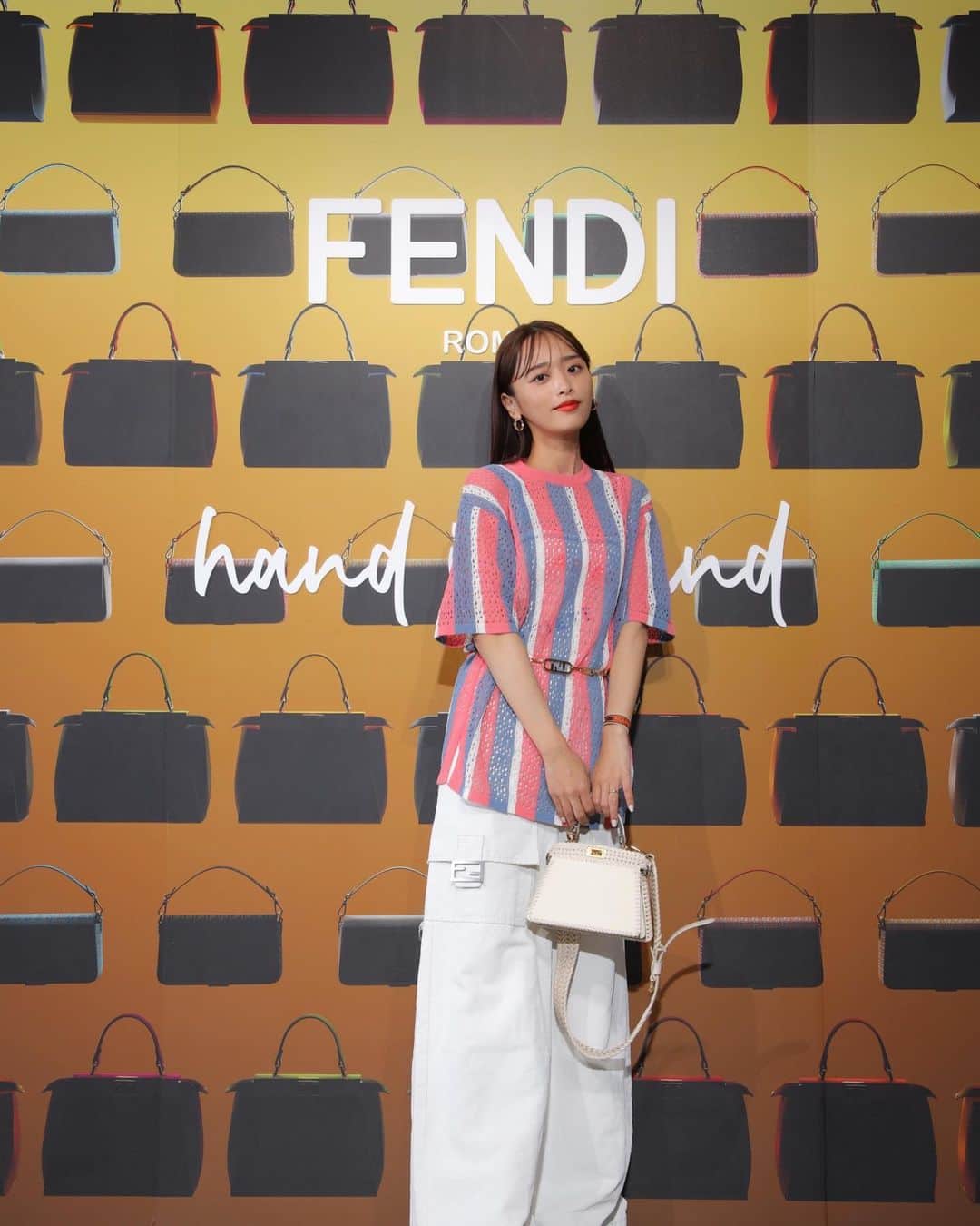 近藤千尋のインスタグラム：「FENDI のポップアップへ 招待して頂きました🤳💗  目の前で職人さんが編んでいるところを見れたり FENDIと著名人のコラボを見れたり 目の保養になりました🙇‍♀️❣️  #FendiHandinHand @FENDI #FendiBaguette #FendiPeekaboo」