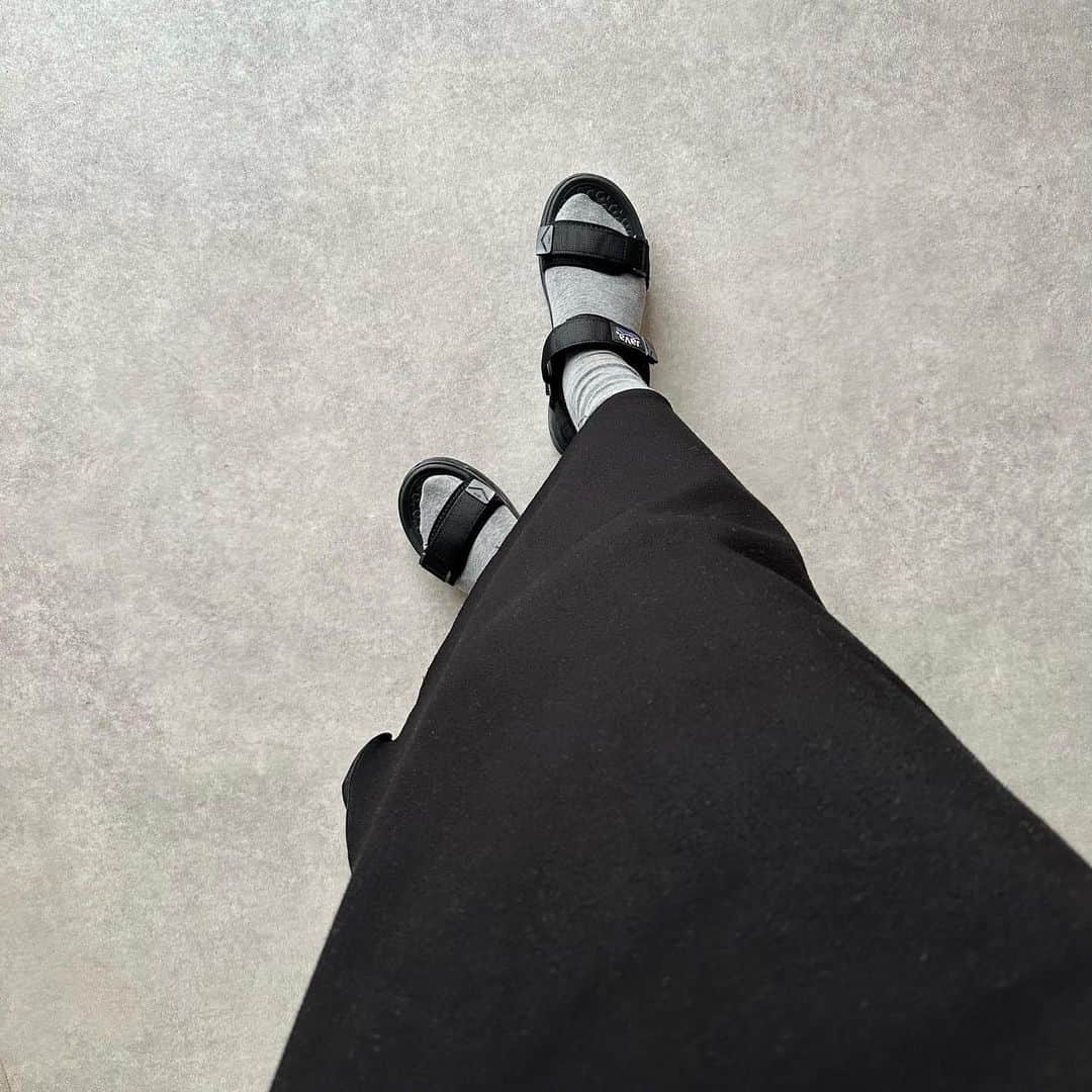 mayoさんのインスタグラム写真 - (mayoInstagram)「・ 今年はスポーツサンダルも厚底が可愛い🫶🏻 ・ 厚底なのに軽くて安定感もあって歩きやすいし、 スタイルアップして見えるしいいことだらけ🤭♡ ・ 長女も厚底ブーム真っ只中だから、 一緒に使う約束してたら、次女も欲しいって 言い出してる😶 ・ ・ outer#plage tanktop#gu skirt#loungedress  sandals @classicalelf_official color black / size 23.5 ・ ・  #クラシカルエルフ #classicalelf #エルフコーデ #タイアップ #java #ジャバ #uniqlo #zara #ユニクロ #ジーユー #ザラ #zozo #zozotown #zozo購入品 #zozotown購入品 #スポサン #スポーツサンダル #厚底サンダル#春コーデ#骨格ウェーブ」4月19日 19時27分 - m___yo__