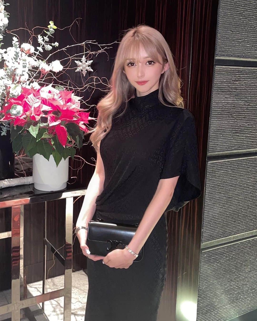 のインスタグラム：「セリーヌ💜  去年みずきっちに誘ってもらって セリーヌご招待のディナーに行った時の🍽💕  #celine  #セリーヌ #ディナー  #dinner #🍽 #ワンピース #ドレス #onepiece #dress  #ワンショルダー  #ハイネック  #bag #バッグ  #時差投稿  #アホ毛 #パヤパヤパヤ  #髪色 #ピーチカラー  #ハイトーン #ハイトーンカラー」