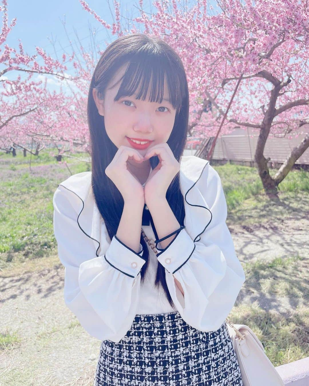 流石夏恋さんのインスタグラム写真 - (流石夏恋Instagram)「🍑  #桃の花 ❁¨̮  山梨の桃の花も（🍑•᎑•🍑） 今年もとってもキレイだったよ🌸🌸   #yumeadocitron #夢アドシトロン   #山梨県 #yamanashi_japan #山梨   #桃の花🌸 #時差スタグラム #13歳   #jc2 #sjc #すっぴんでお出かけ 笑  #空が好きな人と繋がりたい #空と花」4月19日 19時26分 - karen_ymcitron