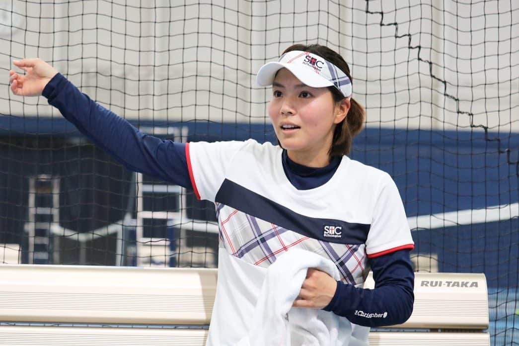 尾崎里紗のインスタグラム：「あっち？🤪 ⁡ ⁡ ⁡ この写真を投稿したあと知り合いがいきなり『 写真で一言 』を送ってきたので皆さんのコメントもお待ちしてます笑  知り合いの写真で一言。 ↓ 『 あ、あそこのドンキにトランプいましたよ！』  🤣🤣🤣」