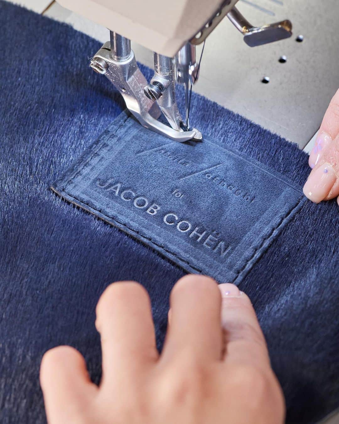 Jacob Cohenのインスタグラム：「When the love for denim is combined with the passion for details and the authentic Italian craftsmanship. Inedito/Asnaghi for Jacob Cohën – Secret Shapes Collection Milan Design Week – 17/26th April 2023  Jacob Cohën store, Via della Spiga 29  #IneditoAsnaghiforJacobCohën #SecretShapes  #JacobCohën」