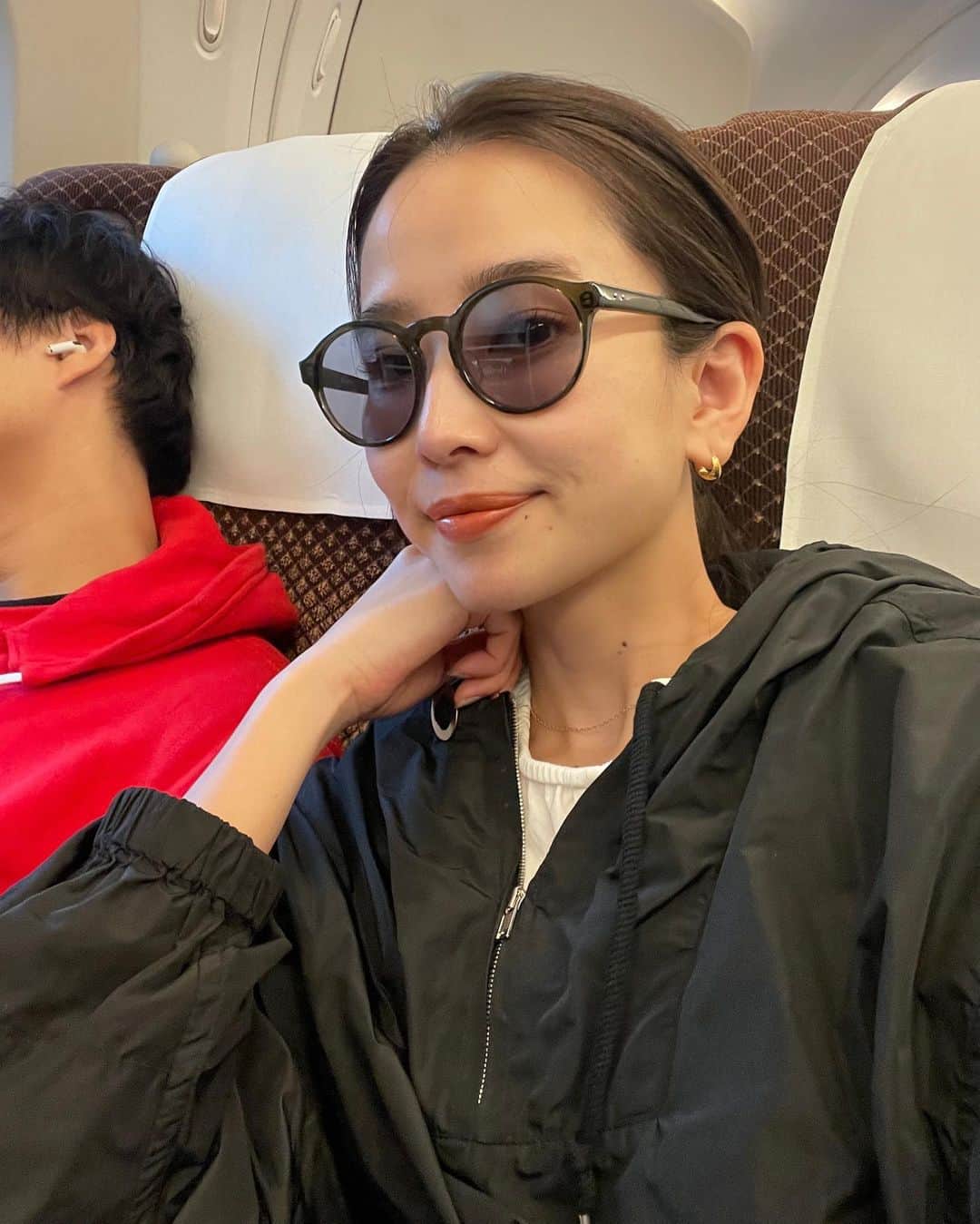 小嶋梨奈のインスタグラム：「帰省したら必ず行くラコリーナ 夫も行きたいとのことで今回は一緒に。🌾 来る度どんどん開拓されてて楽しいー。 クラブハリエの焼きたてバームクーヘンに ガーリックトースト、ライスコロッケ どれも最高においしい！  帰りはぐっすり  #ラコリーナ近江八幡  #滋賀 #春服」