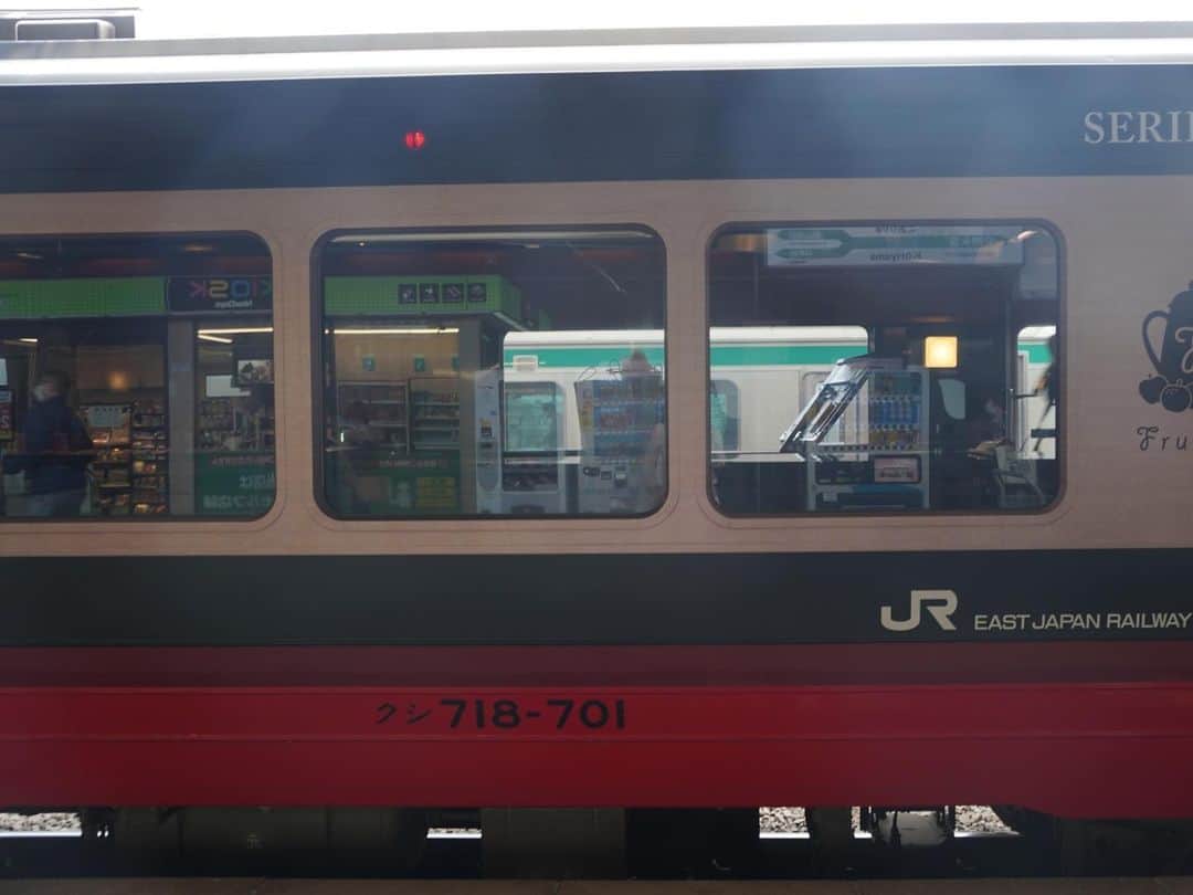 伊藤桃さんのインスタグラム写真 - (伊藤桃Instagram)「【#フルーティアふくしま #郡山駅 】 お次のお話は福島県を走る、甘々な#観光列車 ･:*+. 福島のフルーツをふんだんに使ったケーキを食べられる、フルーティアふくしまです。 車両もこれが最後の#719系 0番代(改造車ではありますが)で車両老朽化により、ついに引退するとの話をきいて、 4/8に郡山までいってまいりました。 * 2枚目: カレーが食べられるエキナカステンドができてた👀 3枚目: 乗車券はありません。 予約サイトにログインして、このデジタル乗車票をみせて改札にはいります。 (いつもなれないアナログなわたしw) * 4.5枚目: フルーティアがくるのは1番線。 ちょうど向かいに快速あいづがとまっていました。 E721系の指定席、不思議な感じ😌 * 6.7枚目: 10:50頃にフルーティアふくしまが入線！ 赤と黒の2色が高級感あってかっこいい☺️💕 8枚目: もとは3ドアを改造して1ドアにしてます。 まるでだまし絵みたいで面白いw 9枚目: さぁフルーティアの旅、今回はさゆみんと女子旅！ ずっと楽しみにしていたのです(´˘`＊) 次回はもっとフルーティアふくしまの旅をこまかくレポレポします🍰またみてねー！ * 10枚目: おまけ🍓宇都宮まで青春18きっぷで向かって最後郡山まで新幹線ワープしたのですが、宇都宮駅にはこんな圧の強い自動販売機がありましたw #女子旅 #女子旅行 #福島観光 #tabijyo #フルーティア」4月19日 19時20分 - itomomo_tetsu