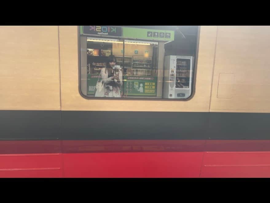 伊藤桃さんのインスタグラム写真 - (伊藤桃Instagram)「【#フルーティアふくしま #郡山駅 】 お次のお話は福島県を走る、甘々な#観光列車 ･:*+. 福島のフルーツをふんだんに使ったケーキを食べられる、フルーティアふくしまです。 車両もこれが最後の#719系 0番代(改造車ではありますが)で車両老朽化により、ついに引退するとの話をきいて、 4/8に郡山までいってまいりました。 * 2枚目: カレーが食べられるエキナカステンドができてた👀 3枚目: 乗車券はありません。 予約サイトにログインして、このデジタル乗車票をみせて改札にはいります。 (いつもなれないアナログなわたしw) * 4.5枚目: フルーティアがくるのは1番線。 ちょうど向かいに快速あいづがとまっていました。 E721系の指定席、不思議な感じ😌 * 6.7枚目: 10:50頃にフルーティアふくしまが入線！ 赤と黒の2色が高級感あってかっこいい☺️💕 8枚目: もとは3ドアを改造して1ドアにしてます。 まるでだまし絵みたいで面白いw 9枚目: さぁフルーティアの旅、今回はさゆみんと女子旅！ ずっと楽しみにしていたのです(´˘`＊) 次回はもっとフルーティアふくしまの旅をこまかくレポレポします🍰またみてねー！ * 10枚目: おまけ🍓宇都宮まで青春18きっぷで向かって最後郡山まで新幹線ワープしたのですが、宇都宮駅にはこんな圧の強い自動販売機がありましたw #女子旅 #女子旅行 #福島観光 #tabijyo #フルーティア」4月19日 19時20分 - itomomo_tetsu