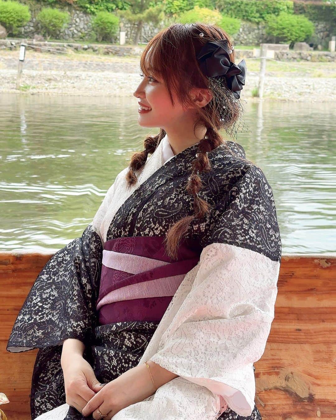 餃子のりさちゃんのインスタグラム：「. 嵐山観光🗒ᝰ✍️  嵐山に行ったら絶対屋形船に乗ってってぐらいオススメ♥️  春はサクラ、秋はモミジ 予約すれば屋形船の中ですき焼きとか食べれちゃうらしい〜🥹🥹🫰  マイナスイオン全身浴びて 体の中の悪い氣全部出てった🫶   #嵐山 #嵐山グルメ  #嵐山食べ歩き  #嵐山観光 #屋形船 #京都嵐山  #着物 #着物レンタル  #着物ヘアアレンジ  #着物ヘア  #着物コーディネート  #レトロ着物  #女子旅 #京都旅行」