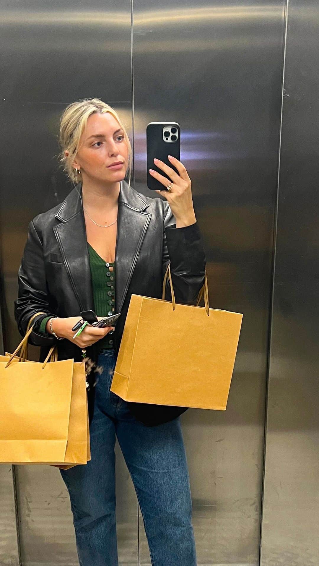 Estée Lalondeのインスタグラム：「A typical day in my life!   @mirrorwater.earth @debbiethomasofficial @dthomasclinic @rarebeauty @spacenk @deesbasement」