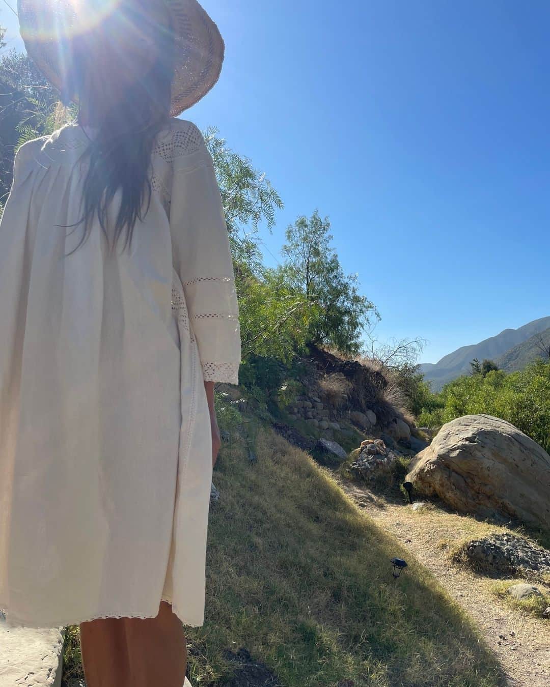 マッタのインスタグラム：「Here comes the sun ☀️⁠ ...seen here the Xasmin Dress in Natural.⁠ •link in bio for more•」