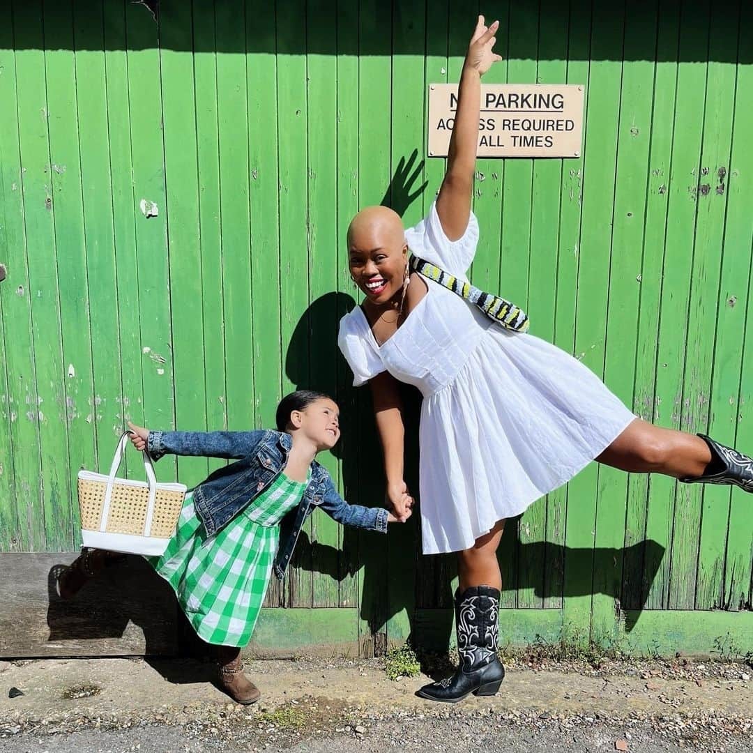 アクセサライズのインスタグラム：「Bag? Check. Sunshine? Check. Spring ready! ☀️🛍️⁠ repost: @ginaatinukeknight」