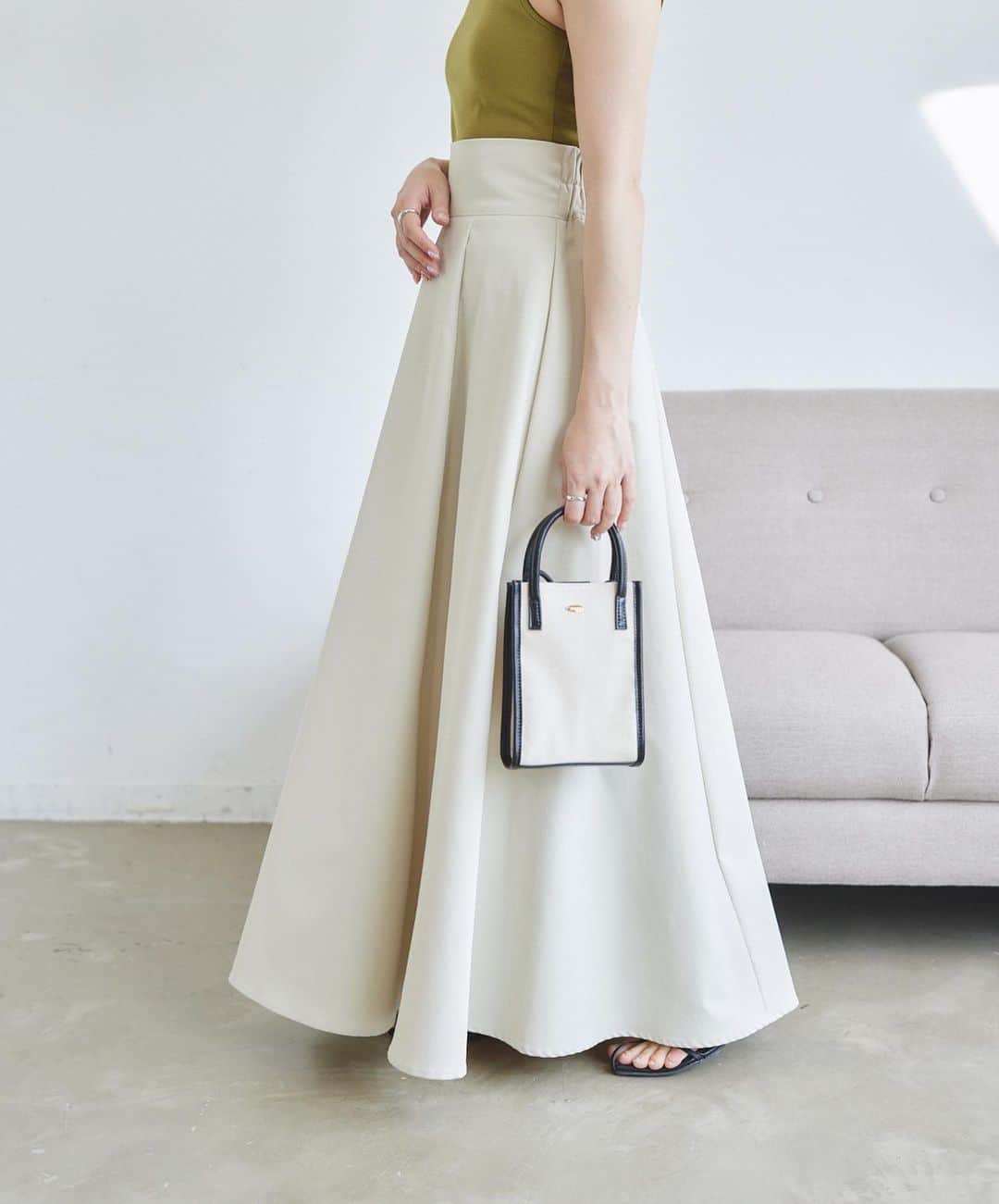 Vannie Officialのインスタグラム：「【 high waist volume skirt 】  たっぷりボリュームと張り感あるフレアの デザインにこだわったスカート。  ボリュームはありつつも腰の位置が高く、 素材も重すぎないのでスタイルアップも叶います◎  ウエストを折っても着用できるので、 様々な身長の方に着こなしていただけます。  🏷️ハイウエストボリュームスカート 　　ivory / black / beige 　　¥5,390（tax in）  #vannie_u#ヴァニーユー #vannieコーデ#zozoでしか買えない #ファッション #今日のコーデ#プチプラ #プチプラコーデ#プチプラファッション #大人ガーリー #ガーリーコーデ#ワンピース #淡色女子 #淡色コーデ#シミラールック #ワントーンコーデ#通学コーデ#デートコーデ#着回しコーディネート#高見えコーデ#低身長コーデ#高身長コーデ#スカートコーデ」