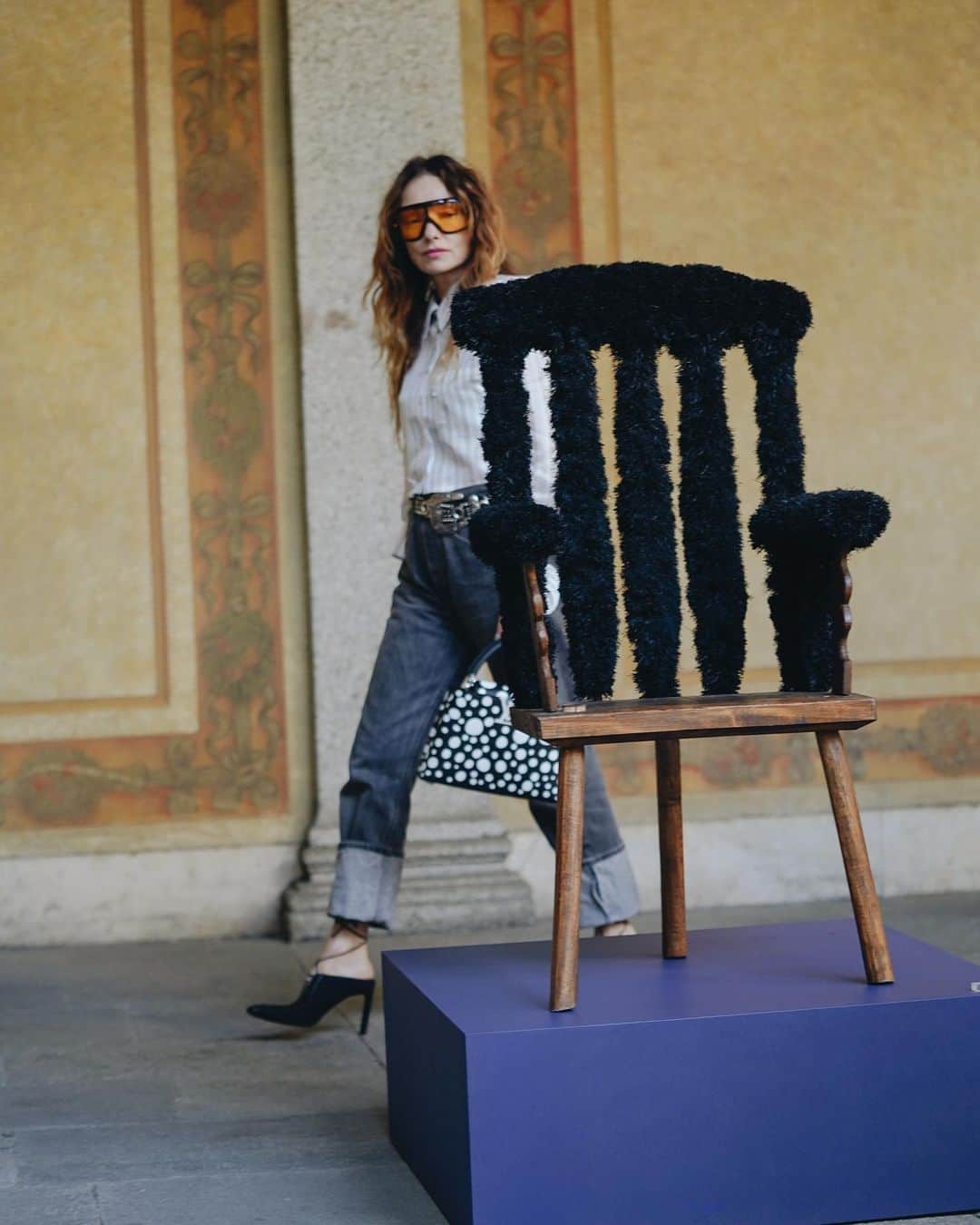 ケリーウェアスラーのインスタグラム：「TAKE A SEAT  At the global design show Salone Del Mobile in Milano this week….. I visited the Loewe exhibit on chairs . The project showcase the work of artisans who demonstrate an inventive array of weaving and embellishment techniques on a series of 30 stick chairs in unexpected materials. As a collector of iconic and unique chairs I was excited to see all the unique works on display. I purchased one of these distinctive chairs as a souvenir from this memorable Salone Exhibit. Can you guess which one I am taking home? XK」