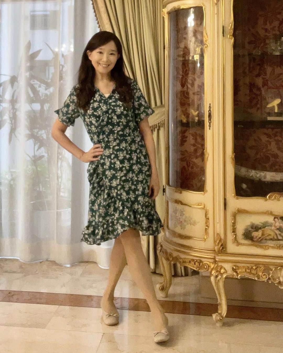 アグネス・チャンのインスタグラム：「今日は新しいワンピースを着ました。香港は25度。 半袖でokayです。 服が軽く感じますね。 気持ちも軽やかになります。」