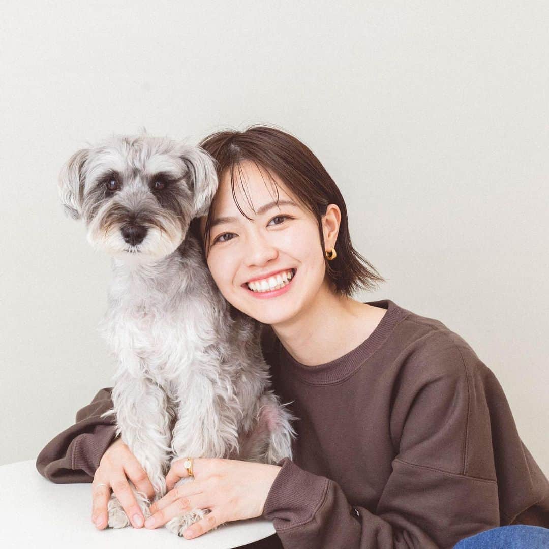 浦郷絵梨佳さんのインスタグラム写真 - (浦郷絵梨佳Instagram)「4月23日Openの犬のフォトスタジオ ハーハフー @ha_ha_hu_v  でモデル犬をさせて頂きました🥹💓💓💓  たくさん遊んでもらって 温かいみなさんに囲まれて ももたろうもリラックスして撮影できました🐶  カメラマンさんは @wakako_kikuchi さん とっても可愛く撮って頂きました🥺🙏  普段iPhoneで撮る写真と全然違ってスタジオ撮影できてとっても良い記念になりました😍！  看板犬のハーハもとっても可愛かった🥰  是非ハーハフーで思い出に残る写真を撮ってみてください🐾  子犬のももたろうとも撮りたかったな〜🥲  #ハーハフー #犬のフォトスタジオ #目黒 #モデル犬 #犬スタグラム #ミニチュアシュナウザー #シュナウザー」4月19日 19時31分 - urago.erika