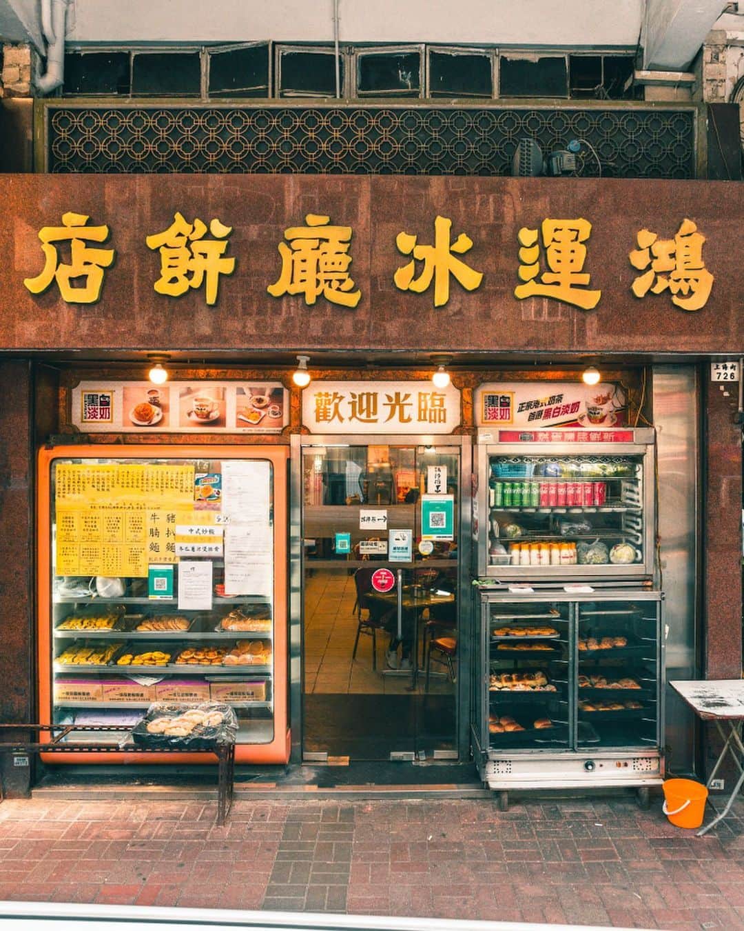 Discover Hong Kongさんのインスタグラム写真 - (Discover Hong KongInstagram)「[Discovering the flavours of Hong Kong: Two-storey cha chaan teng, indulging in freshly baked egg tarts!] It’s no secret that local foodies in Hong Kong love cha chaan tengs for their perfect mix of East meets West dishes and generous portions that won’t break the bank. How about dining in a two-storey vintage-style cha chaan teng? 😎 You’re looking at the legendary “Lucky Cafe” from Stephen Chow’s hit film “The Lucky Guy”. 😲 There are vintage bread cabinets, Hong Kong-style wooden booths, and an atmosphere that’s reminiscent of the past! ☺️ You won’t want to stop there! Try their mouthwatering egg tarts and other delicious Hong Kong-style pastries. ❤️ Trust us, they’re not just Instagrammable📷, they’re delicious! 😋  【尋嚐香港地：兩層懷舊冰廳，歎新鮮出爐蛋撻】 茶餐廳一直都係唔少人嘅至愛，鍾意佢中西合壁，大件夾抵食，但兩層嘅冰廳你又去過未？😎 兩層冰廳喺香港買少見少，呢間餐廳望落熟口熟面，因為佢就係周星馳主演電影《行運一條龍》中嘅行運茶餐廳！😲 裝潢仍保留老香港懷舊風格，沿用舊式麵包櫃、港式木製卡位等等，超經典！❤️ 大家到訪除咗打卡📷，記得一定要試佢哋嘅曲奇皮蛋撻，仲有唔同嘅港式糕點！😋  #HelloHongKong #DiscoverHongKong  🍽️✨🍽️✨🍽️✨🍽️✨🍽️✨🍽️✨🍽️✨🍽️✨🍽️✨🍽️✨ Hong Kong welcomes you✈️! Now travellers can get ‘Hong Kong Goodies’ 🛍️vouchers including one FREE welcome drink🍸 in the hottest bars! Check out the details here: bit.ly/HelloHKgoodiesEN. Hope to see you all soon! 香港歡迎你✈️！而家遊客仲可以享用「香港有禮🛍️」消費優惠券，去得獎酒吧免費飲返杯🍸🍹！詳情請留意 bit.ly/HelloHKgoodiesTC」4月19日 19時32分 - discoverhongkong