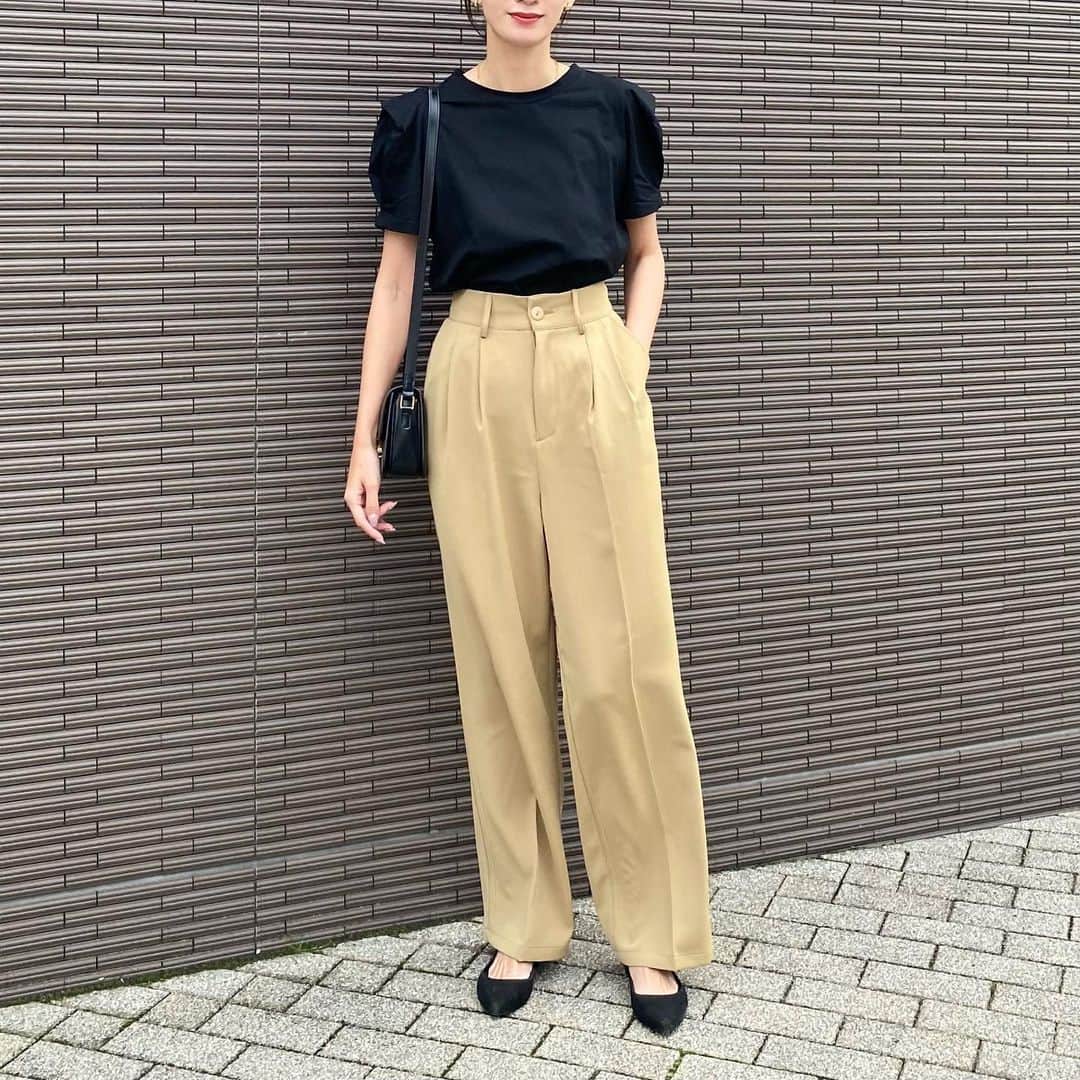 Nagiのインスタグラム：「ジャケットと小物以外は @reedit_official の  シンプルだけど袖のデザインが可愛いTシャツ 生地がサラッとしてて着心地いい👏🏻  パンツはダブルタックのパンツ このパンツカラーが豊富で色選びに悩むくらい☺️キャメルベージュのMTsizeを履いてます  ３枚目に載せてるキャミソール インナーに着てたんやつなんだけど これも reeditのなんだけどめちゃよかったからキャミソール✖️ジャケットも撮ってみた📸  明日20日12:00〜からRe:EDITサマープレオーダー第2弾がスタート  スタート当日はインスタライブで商品紹介も✨ インスタLIVE限定クーポンもあって 対象商品は20%offみたいだから是非✔️を☺️  第2弾プレオーダー期間 4/20 (木)12:00〜4/24(月)11:59  tops.bottom. #reedit  　　　　　　 @yukiko_kh  outer. #elendeek  bag. #celine   #code#fashion#コーデ#ファッション#シンプル#シンプルコーデ#リエディ#リエディスタ」