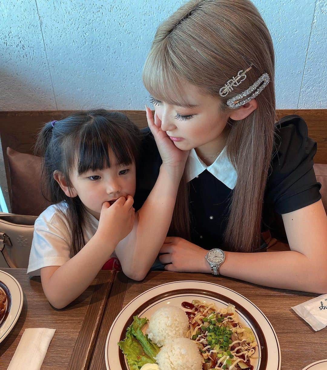 ちゃんみのインスタグラム：「👧🏻♡👩🏼 #いつもの自分じゃない日 #ちぃのマツエクのおかげで目元いい感じ~💗 #エッグスシングス  #良い休日 #子供のいる暮らし#3歳女の子  #thanks #shein #食べるの大好き#痩せたい」