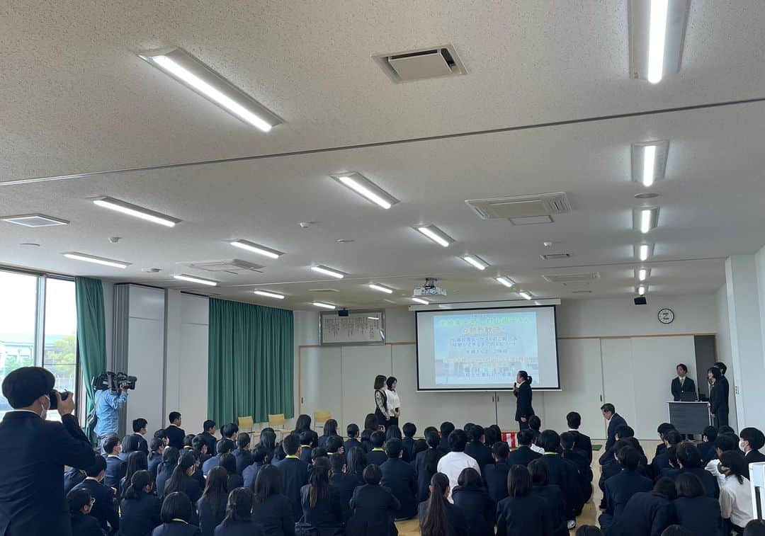 半崎美子さんのインスタグラム写真 - (半崎美子Instagram)「佐賀県星生学園へ。私が書かせて頂いた校歌「それぞれの星」をやっと一緒に歌う事ができました。  2020年に生徒さん達との対話により制作し、その後コロナ禍で卒業式に歌いに行くことが叶わず3年越しの実現！  それぞれの輝きを放つ星達に出会えました。手話と共に皆さんが歌う校歌に落涙。忘れ得ぬ瞬間。  最後に生徒さんたちの言葉を受け取り、この歌がずっとこの先も学校を離れてからも、心の中にお守りのように携えてもらえたらと願いました。 加藤校長先生、ご縁を頂いた村山さん、阿部先生と。 あらためてご尽力頂きました皆様に感謝です。  #星生学園 #それぞれの星 #校歌制作 #半崎美子」4月19日 19時36分 - yoshikohanzaki