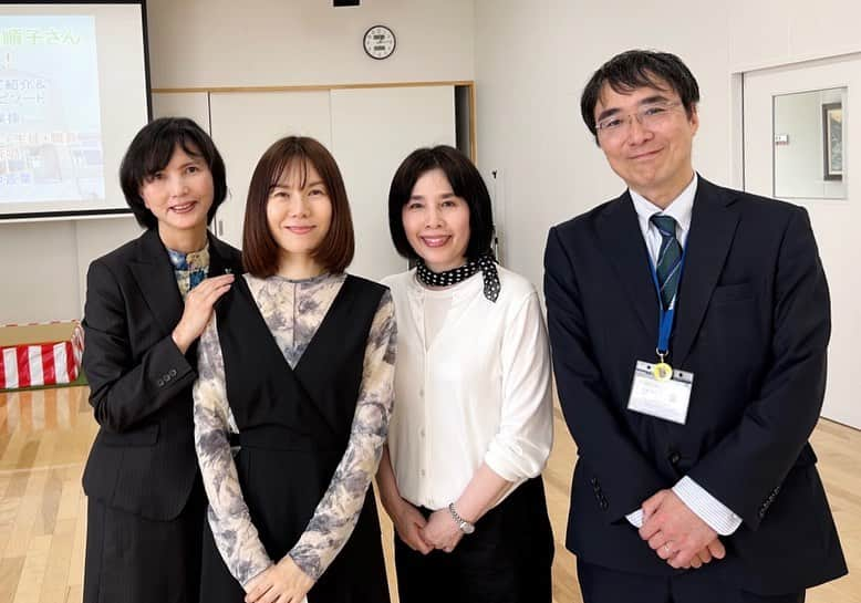 半崎美子さんのインスタグラム写真 - (半崎美子Instagram)「佐賀県星生学園へ。私が書かせて頂いた校歌「それぞれの星」をやっと一緒に歌う事ができました。  2020年に生徒さん達との対話により制作し、その後コロナ禍で卒業式に歌いに行くことが叶わず3年越しの実現！  それぞれの輝きを放つ星達に出会えました。手話と共に皆さんが歌う校歌に落涙。忘れ得ぬ瞬間。  最後に生徒さんたちの言葉を受け取り、この歌がずっとこの先も学校を離れてからも、心の中にお守りのように携えてもらえたらと願いました。 加藤校長先生、ご縁を頂いた村山さん、阿部先生と。 あらためてご尽力頂きました皆様に感謝です。  #星生学園 #それぞれの星 #校歌制作 #半崎美子」4月19日 19時36分 - yoshikohanzaki