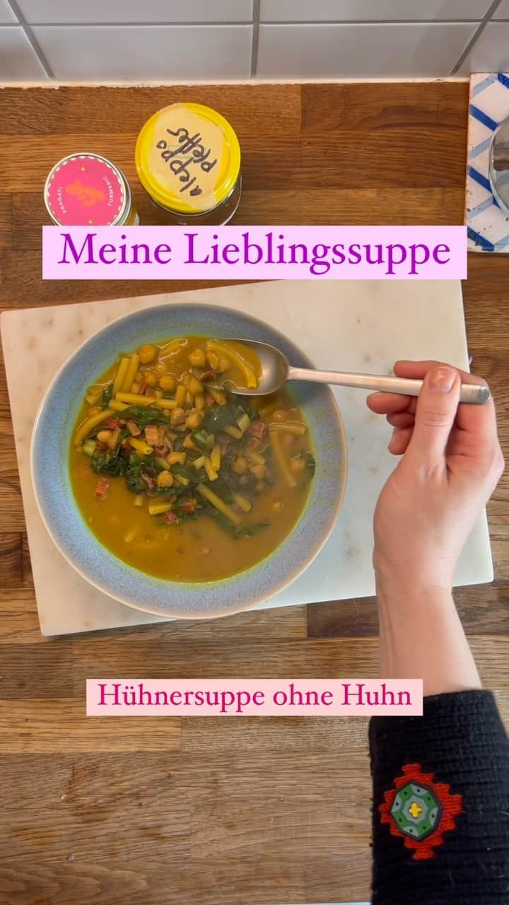 STIL IN BERLINのインスタグラム：「Es ist ja in der Tat immer noch Suppenwetter - deswegen hier eine meiner Lieblingssuppe: Hühnersuppe aber ohne Huhn. Das Rezept ist von @bonappetitmag, statt der Klöße (die auch sehr lecker sind), hab ich Nudeln benutzt und statt des Selleries Mangold (weil ich den grad da hatte).   Rezept von Sarah Jampel  Für die Suppe 15 g Nährhefe (oder Hefeflocken) 6 EL Olivenöl 1 Zwiebel 3/4 TL Kurkuma 1/2 TL Salz 2 EL helles Miso 4 Knoblauchzehen 1 Dose Kichererbsen 1 L Gemüsebrühe 2-3 Selleriestangen  Für die Knödel: 100 g Kichererbsenmehl 1/2 TL Backpulver 1/2 TL Cayenne Pfeffer Frisch gemahlener Pfeffer Dill, fein gehackt 1/3 Cup Joghurt  Nährhefe mit 2/3 Cup heißem Wasser aufgießen, verrühren und quellen lassen.  2 EL Öl erhitzen, gehackte Zwiebel und 1/2 TL Kurkuma dazugeben und unter Rühren ca. 5-7 Minuten anbraten, bis die Zwiebel beginnt zu bräunen.  Miso und 3 geriebene Knoblauchzehen dazu geben und braten, bis das Miso anbäckt (so wie Tomatenpaste), ca. 2 Minuten. Kichererbsen hinzugeben und unterrühren. Langsam die Flüssigkeit der Nährhefe dazu geben, (mit möglichst wenig Sediment). Gemüsebrühe dazu geben und zum Kochen bringen. Dann Hitze reduzieren und köcheln lassen.  Für die Knödel, Kichererbsenmehl, Backpulver, Cayenne, 1/2 TL Salz und 1/4 TL Kurkuma  verrühren. Großzügig mit schwarzem Pfeffer würzen. Dill, Joghurt, 3 EL Olivenöl und 2 TL warmes Wasser hinzugeben, eine Knoblauchzehe hinein reiben. Verrühren bis keine trockenen Stellen mehr bleiben. Es sollte ein klebriger, dicker Teig entstehen.  Den Teig mit feuchten Händen zu 10 Bällchen formen, vorsichtig in die Suppe geben und simmern lassen, bis die Knödel aufgegangen sind und an der Oberfläche schwimmen. Das dauert ca. 7-9 Minuten. Zum Testen einen Knödel rausnehmen und durchschneiden, sie sollten durchgekocht sein.   Dann das Gemüse hinzugeben und 3 weitere Minuten kochen lassen, bis es durch aber bissfest ist. Dann die Suppe mit Salz und Pfeffer abschmecken.」