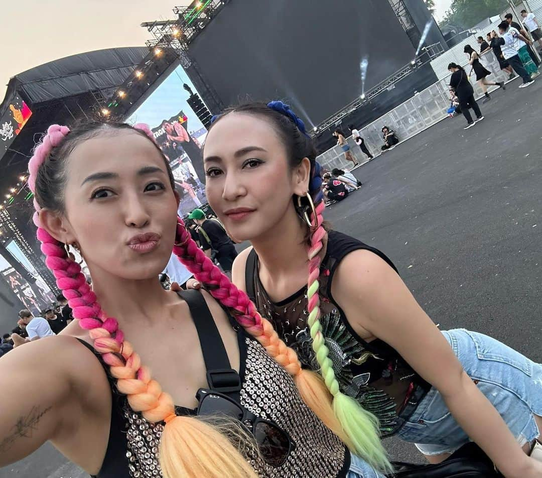 AILIさんのインスタグラム写真 - (AILIInstagram)「今回のThaiの旅の1番の目的はRolling Loud @rollingloud.th に出演する友人を観に行くことでした💓  何から何までホントにありがとう @wise_official  TERIYAKI BOYZ®のパフォーマンス最高でした！テンション上がってムービー撮ることも写真を撮ることもすっかり忘れてた😅  パフォーマンス後に合流した時のレアムービーをWISEが撮っていたので拝借😂(ドアップw)  この日のヘッドライナーはTravis Scott。これまたいい経験になりました🎤  ・ ・ ・ ・  ここからは-番外編- ちょっと長くなるのでお時間ある方はお付き合いください☺️  まず、旅はどこに行くかも大切だけど誰と行くかが何より大切💡(プライベートに限りw)そんなことを今日まで色々な所に旅へ出てつくづく学んできたことの一つ。  今回ちょっとしたハプニングがあったんだけど、そんなこともポジティブに一緒に乗り越えてくれた旅の友には本当に感謝しかなくて今もその時のことを思い返すと「大丈夫大丈夫ー😊」とか言いながら明るく過ごしてくれた彼女の笑顔がフラッシュバックします。  「なんとかなる〜〜😆」そんな合言葉が本当にそのまま形になったような旅でした。笑 ハプニングも思い返すとほんの一瞬で旅の工程には何ら影響がなかったことも強運でした✨   現地でも大変お世話になった方々にも大きなありがとうを伝えたいです！一期一会、素晴らしい出会いに感謝です。  私たちなかなか強運で行く先々で不思議とラッキーなことが連発したThaiの旅。控えめに言って最高！な旅になりました💜  またすぐ行きタイ🇹🇭  #Thai #rollingloudthailand #legendsiam」4月19日 19時42分 - ailimusic