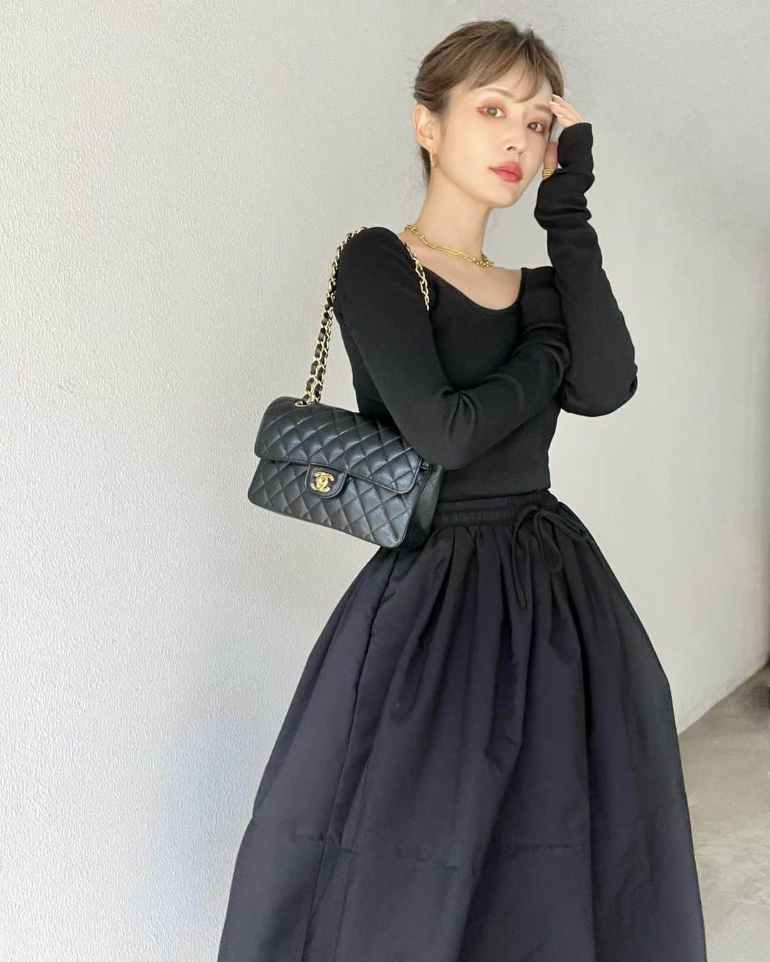 *✭ᏋണᎥ✭*のインスタグラム：「ㅤㅤㅤㅤㅤㅤㅤㅤカップ付きトップス沼← 1度着ちゃうとカップ付きじゃないと嫌になる🥹 ㅤㅤㅤㅤㅤㅤㅤㅤ 長袖でバックオープンのトップス探してたら ZOZOTOWNで見つけた☺︎︎ ㅤㅤㅤㅤㅤㅤㅤㅤ AIC.さんってところで5,000円位だったから 白と黒2枚買って、夏も長袖族で生きるつもりだから これ着るー♡ ㅤㅤㅤㅤㅤㅤㅤㅤ スカートは楽天で買ったやつ♡ ㅤㅤㅤㅤㅤㅤㅤㅤ こういうウエストインの時の必須アイテム @gyugyugyu_official 履いてる☺︎ ㅤㅤㅤㅤㅤㅤㅤㅤ 夏前までにダイエットしたい方におすすめ♡ 履くだけでクビレ出来るだけじゃなくて 骨盤矯正しながら姿勢を正してくれるの。 ㅤㅤㅤㅤㅤㅤㅤㅤ くびれって筋トレとかよりも姿勢って知ってた？😍 ㅤㅤㅤㅤㅤㅤㅤㅤ 今リニューアルした「ずぼらさんセット」がお得に出てるから チェックしてみてね♡ ㅤㅤㅤㅤㅤㅤㅤㅤ  #大人シンプル#オトナカジュアル#大人コーデ#着回しコーデ#高身長コーデ #166cmコーデ #骨格ウェーブ#166cm#韓国ファッション#한국패션#プチプラ#プチプラコーデ#partegram#UNIQLO#ユニクロコーデ#UNIQLOコーデ#ユニクロ#バッグオープン#スカートコーデ#ギュギュギュ#骨盤ショーツ」