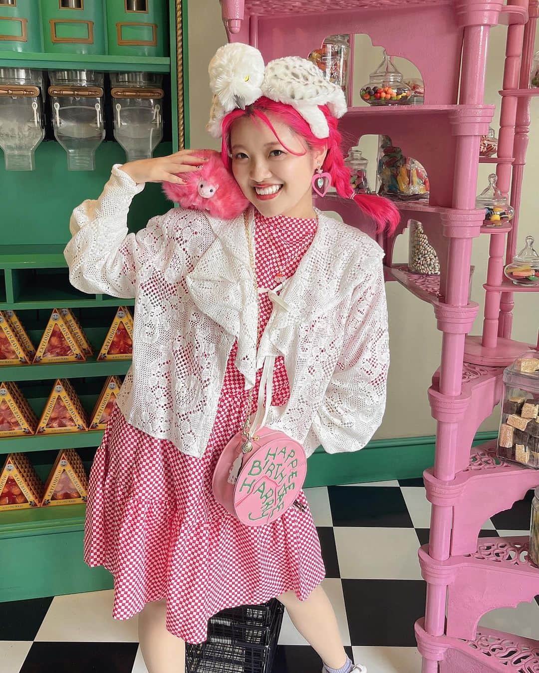 あいりDXのインスタグラム：「どうううしてもヒッポグリフに会いたくて大阪へ🤣wwwwww バタバタで全然いられなかったけど、声かけてくれた皆さんありがとう🥹🥹🥹💖  ハリーポッターが生き甲斐だから、ほんととりあえず行けてよかった🥹🥹🥹  てかノリで年パス買っちゃったしwwwwwwwwwww 1年に1回しか行かないのにwww やばい助けてwwwwwww  夜は何年ぶり！？にゑむ氏とゆっくり話せて感動🥹🥹🥹🫶笑  年パス買ったからにはまた行くしか大阪！www  #ハリーポッター」