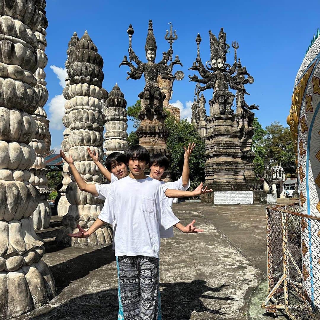 佐藤三兄弟さんのインスタグラム写真 - (佐藤三兄弟Instagram)「イサーン地方、ノンカーイにある「ワット・ケーク」🇹🇭 寺院とは違った独特な雰囲気✨ たくさんの仏像があって見応えがすごかったな😳 たくさん並んでいる仏像にはそれぞれ意味があるんだって！ 意味を考えながらじっくり像を見てまわるのがおすすめです👍😁  #佐藤三兄弟 #タイ観光大使 #三つ子 #一卵性 #タイ旅行 #ワットケーク #イサーン #ノンカーイ  #watkhaek  #triplets #satotriplets #AmazingThailand #AmazingNewChapters」4月19日 19時52分 - ahy_triplets
