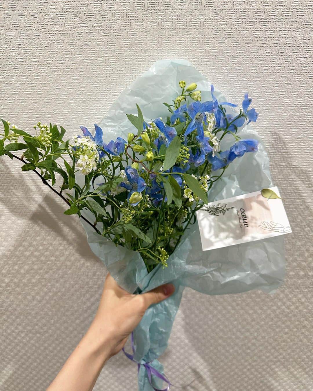 毛利佳納子さんのインスタグラム写真 - (毛利佳納子Instagram)「お花𖤣𖥧𖥣｡𖥧𖧧 ReReのファッションショーが終わって たくさんのお花を頂きました😭✨ ReReの子、ファンの方からも💗  お花大好きやからホンマに嬉しい！ 心からありがとう〜😭✨✨ 1部はドライフラワーに💐  2枚目の青いお花は あすな @__.o0_dada から💕 可愛すぎた〜😭💙💙   一旦お休みに入りますが これまでのReReの活動は 第一回目からあすなと、サクラと共に走ってきて 本当にたくさん支えられました😌💗  めちゃくちゃ頼もしくて愛溢れる 代表を務めてくれたあすなと、  私の後を引き継いでくれて、 つわり期間で死にかけだった時に 頼ってください！と誰よりも行動にして 一番心も身体も支えてくれたサクラ。 @saku._.gram   この2人がいたから、 時には泣くほど色んなことがあったReReも 私は最後まで笑顔で幸せで過ごせたなって思う！ 2人とも10個くらい歳下やけど 尊敬してる、大好きな仲間です😍✨  私は本当に微力でしたが、 少しでも一緒に作ってこれたReReが これからもずっと大好きやし ずっと応援しています💐✨ これからは陰ながら力になれたらなと思います💪      #ウォーキング講師  #花束  #学生団体rere」4月19日 19時52分 - kanako_mouri