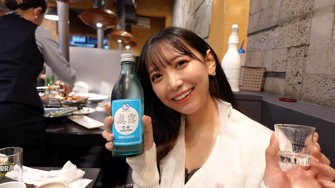 高木美穂のインスタグラム：「韓国で流行ってるらしいお酒🍶 °  女性に人気があるんだって☺️チャミスルよりちょっと甘くて飲みやすい感じでした🙋🏻‍♀️ ° #韓国 #韓国旅行 #韓国料理屋 #コプチャン #ホルモン焼き #韓国🇰🇷 #🇰🇷」