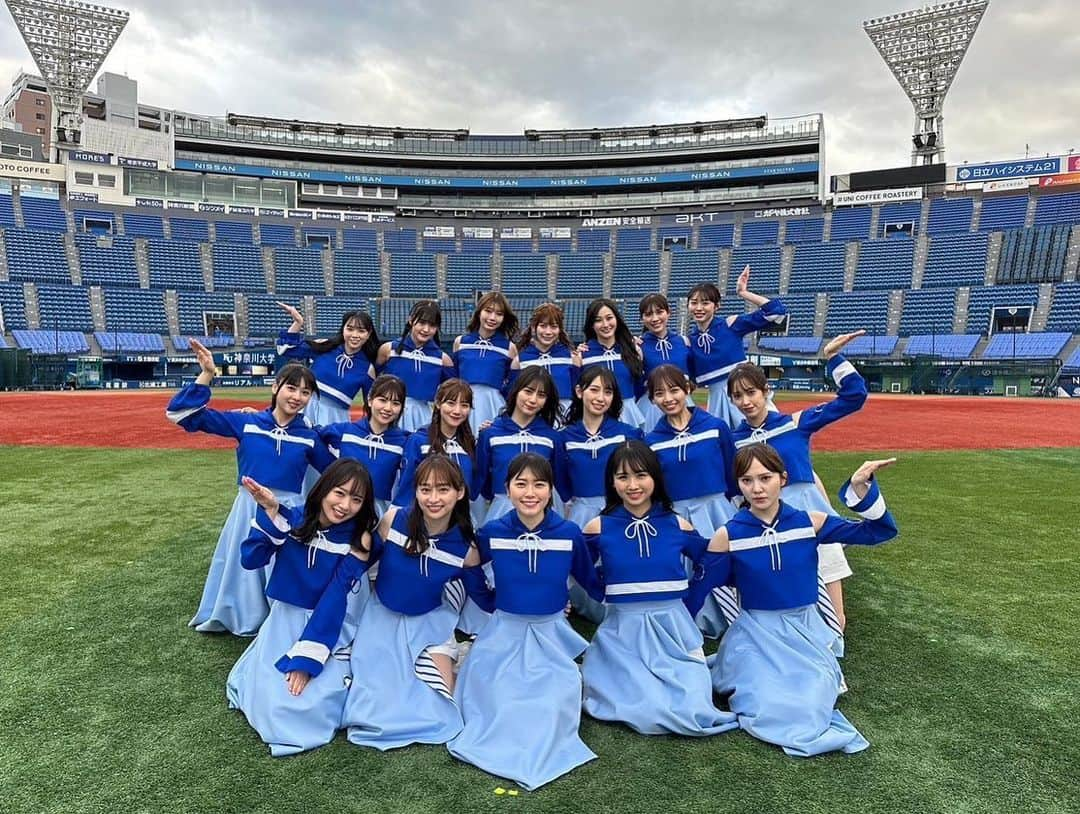 丹生明里のインスタグラム：「本日は日向坂46の9thシングル  "One choice"の発売日です！🐸🧡  こちらの写真は"恋は逃げ足が早い"の集合写真！ 横浜スタジアムとビブス着用！素敵…😭  沢山の方に"One choice"が届きますように！！！  そして今夜の生ひなリハ、是非みてください！💃  #Onechoice #日向坂46 #丹生ちゃん #nibugram」