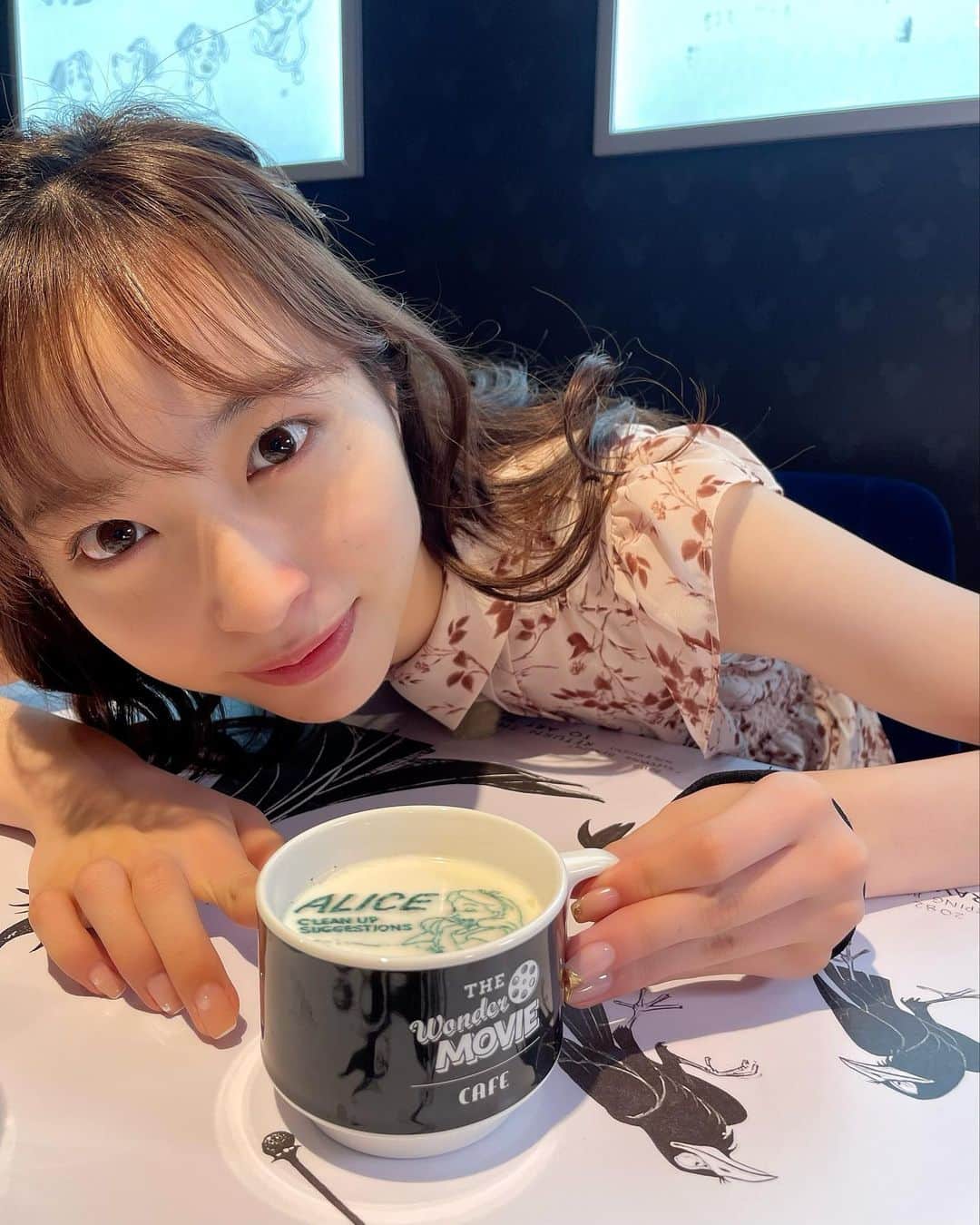 林佑香のインスタグラム：「⏰  明日のめざましテレビで、  ディズニー100周年を記念し東京・表参道ヒルズにオープンした The Wonder Movie CAFEの人気メニューTOP5をご紹介します！✨  まるで映画館のようなおしゃれなカフェで、かなりテンションが上がりました⤴︎⤴︎✨ ディズニー好きにはたまりません☺️  そしてメニューもひとつひとつかわいい！  お楽しみに！ぜひご覧ください🤍」