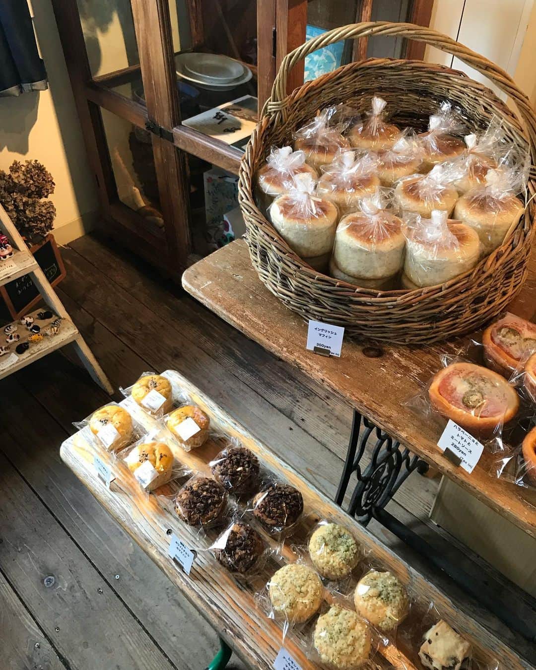 uneclefさんのインスタグラム写真 - (uneclefInstagram)「⁡ ⁡ ⁡ 休日に鎌倉に行って来たので、今日は仕事をしながら、『moln』でパン、焼き菓子を販売させてもらった日のことを思い出してました。 @ayamoln  ⁡ いつもアセビさんの器の展示の時にご一緒させていただいてましたね。 @asebimakoto  ⁡ 写真は2017年〜2019年の販売の時の様子。 たくさんの方にお越しいただいて嬉しかったです。 ⁡ 皆さま、大変お世話になりました。 またいつか販売しに行けるといいな…。 ⁡」4月19日 19時51分 - uneclef