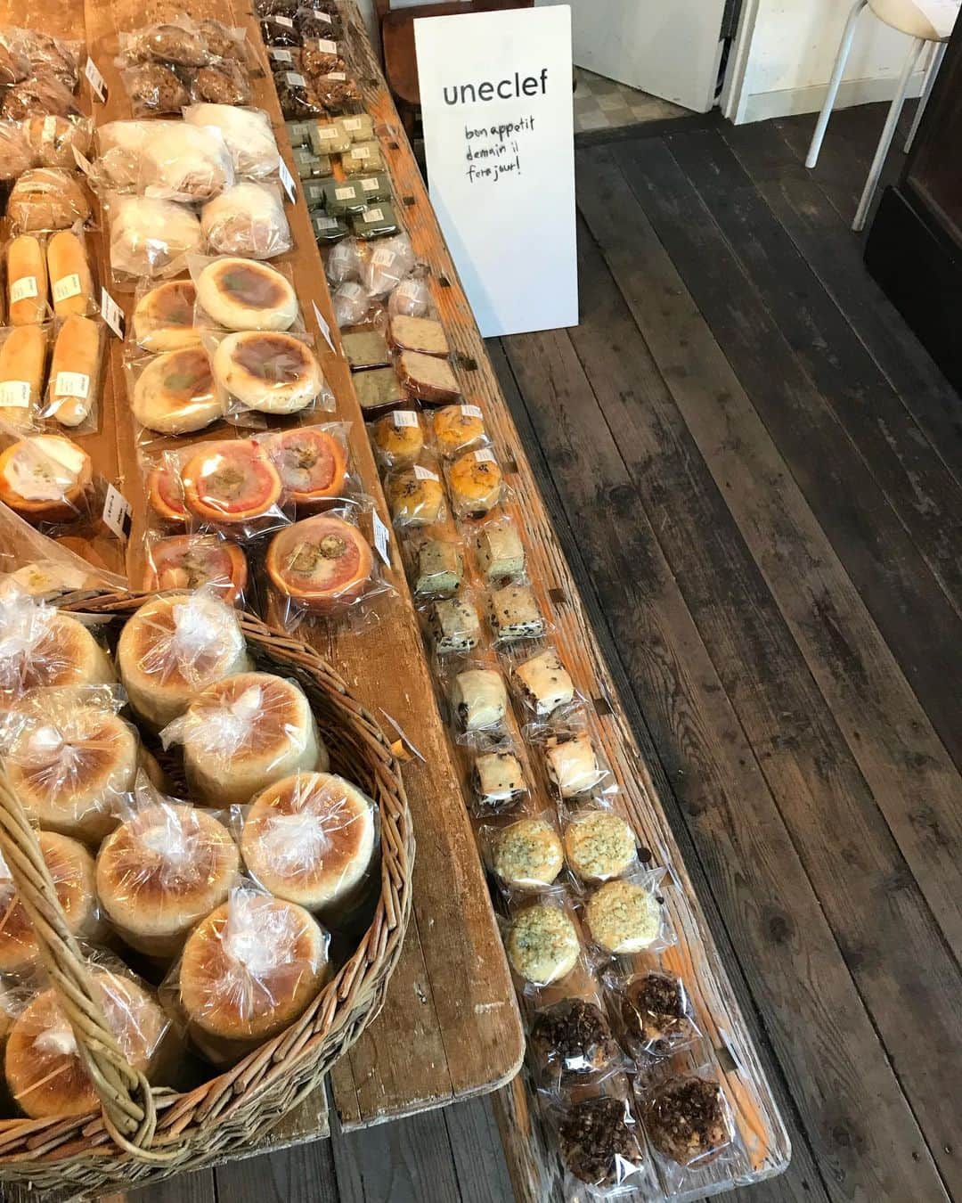 uneclefさんのインスタグラム写真 - (uneclefInstagram)「⁡ ⁡ ⁡ 休日に鎌倉に行って来たので、今日は仕事をしながら、『moln』でパン、焼き菓子を販売させてもらった日のことを思い出してました。 @ayamoln  ⁡ いつもアセビさんの器の展示の時にご一緒させていただいてましたね。 @asebimakoto  ⁡ 写真は2017年〜2019年の販売の時の様子。 たくさんの方にお越しいただいて嬉しかったです。 ⁡ 皆さま、大変お世話になりました。 またいつか販売しに行けるといいな…。 ⁡」4月19日 19時51分 - uneclef