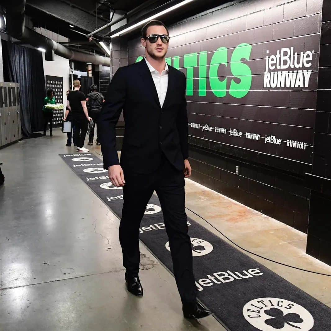 ダニーロ・ガリナリさんのインスタグラム写真 - (ダニーロ・ガリナリInstagram)「When you come back home with the second W in the series. 😎🍀🔥  #CelticsWin #NBAPlayoffs #NBA」4月19日 20時00分 - danilogallogallinari