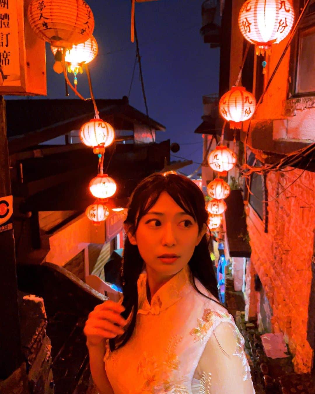 日野礼香さんのインスタグラム写真 - (日野礼香Instagram)「夜の九份🇹🇼  夜はライトアップされてますます千と千尋の世界✨✨  夜は人も多かったけど20時過ぎたら 徐々に人も減って写真も撮りやすくなりました☺️  でも昼より雨が酷かった😂 今度は晴れの日にリベンジしたいなー！　  本日のYouTubeでも九份動画アップしてます✨✨  #taiwan #jiufen #taipei #trip #travel #travelphotography #traveler #japanesegirl #tripstagram #chinadress  #台湾 #九份 #千と千尋の神隠し #九份老街 #台北 #台湾旅行 #台湾観光 #台北旅行 #チャイナドレス #旅行コーデ #旅スタグラム #海外旅行 #旅 #旅好き女子 #旅遊 #トラベラー #タビジョ #スカートで旅するchieru」4月19日 20時01分 - reicheru219