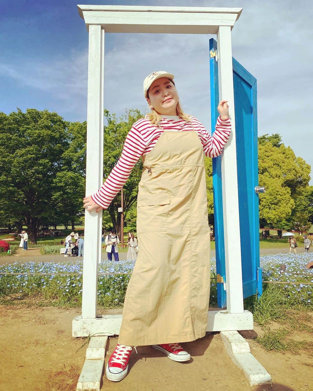 西田さおりのインスタグラム：「あなたの心のドア開くよコーデ。 . . #昭和記念公園 #チューリップ綺麗だった #java #gu #converse」