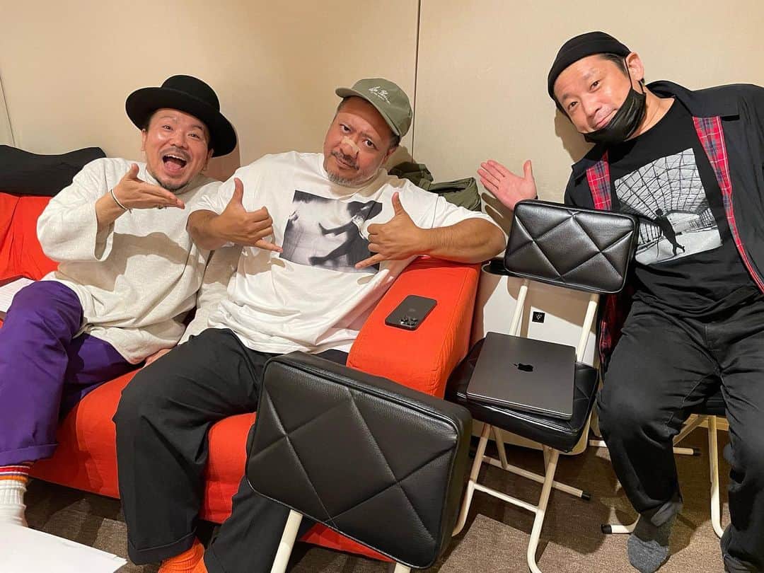 のインスタグラム：「． ． 25周年㊗️モンパチ  ぷーぷーしにこいよ🎺🎷 ってコールかかったので タノシイレコーディングに 参加させてもらってます🙌  キヨちゃん サッシ いつもありがとう!! 毎日タノシイなオイ！ 感謝感謝です🙏  ピス！  #MONGOL800 #モンパチ #祝25周年」
