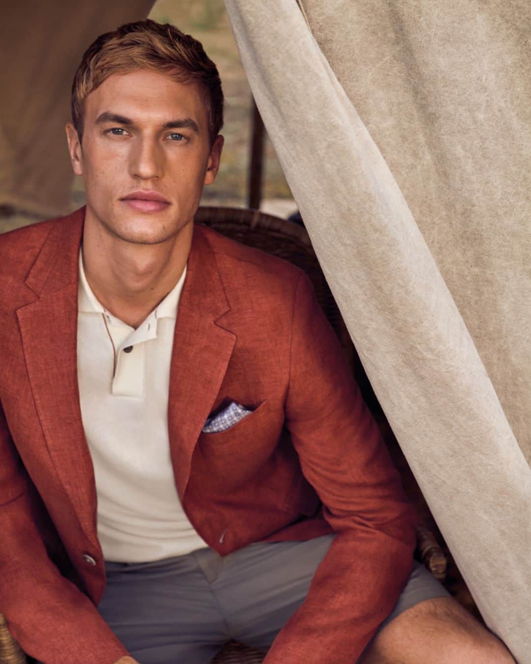 のインスタグラム：「Our selection of linen blazers are sartorial pieces designed to carry you through the warmer months with style and ease.  #HowToHackett」