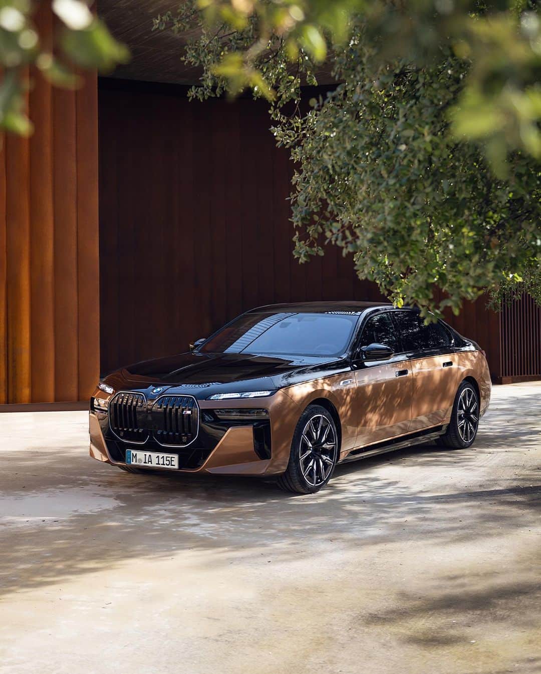 BMWのインスタグラム：「Charged and ready for the mission ahead. THE i7 M70 is BMW’s most powerful all-electric vehicle to date.  #THEi7M70 #BMW #ThisIsForwardism __ BMW i7 M70 xDrive*: Energy power consumption in kWh/100 km (combined): 23.8-20.8 (WLTP); CO2 emissions in g/km (combined): 0 g; Electric range in km: 488-560 (WLTP) *Preliminary data」