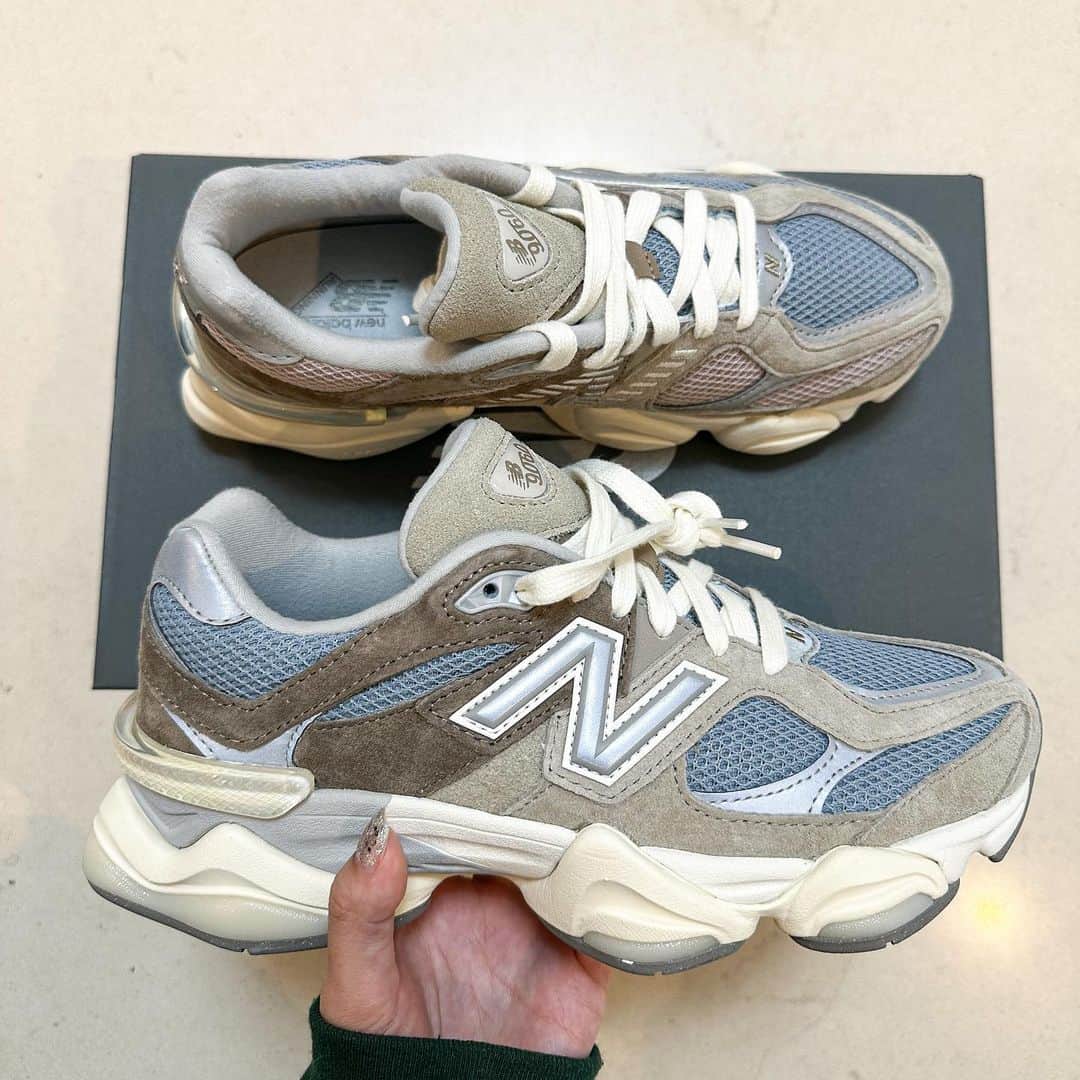 KANAMIのインスタグラム：「・ @newbalance 👟 9060やっとげっと🩵  #おひさし #スニーカー投稿 #newbalance #sneakers #9060」