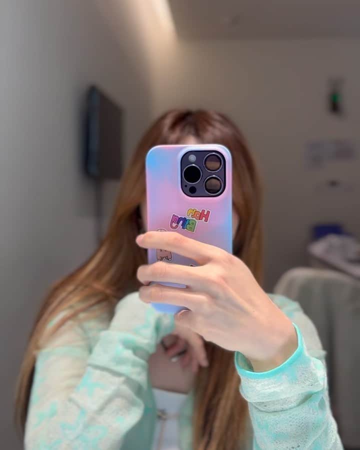 ハン・ボルムのインスタグラム：「#한블리 새로운 핸드폰이랑 친해지는 중🤔」