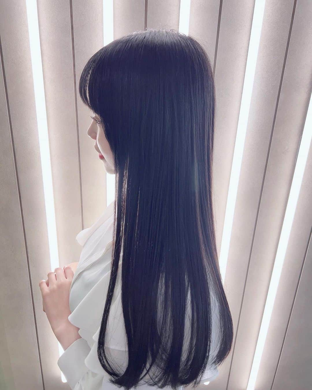 尾上美月のインスタグラム：「初の髪質改善行ってきました！💇🏻‍♀️  色落ちしてたから、カラーもしてもらって黒髪になりました🫰🏻❤︎  今回わたしは、サイエンスアクアというトリートメントをしてもらいました🤍👩🏻あまりのサラサラに感動したので、定期的に通おうと思います🫶🏻  #髪質改善 #髪質改善トリートメント #髪質改善ストレート #髪質改善サロン #髪質改善カラー #ヘアカラー #ヘアカット #渋谷 #DECO #美容室 #ヘアサロン #黒髪」