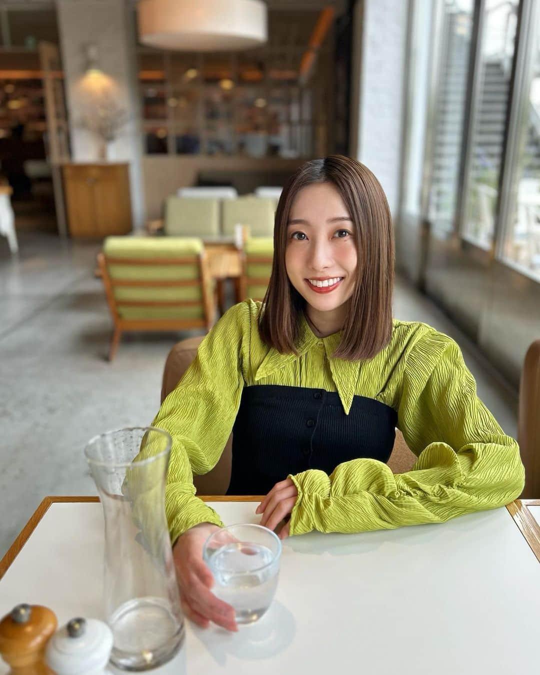 冨張愛のインスタグラム：「久しぶりに打ち合わせでbills☕️🌴 ここのアヒポキ大好き。」