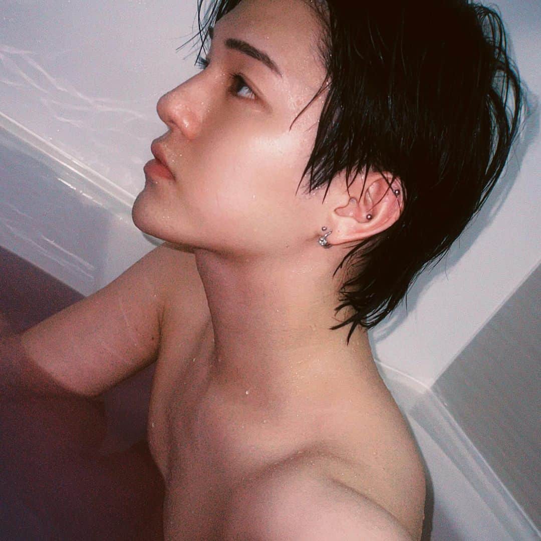 のインスタグラム：「誰かに撮ってもらってそうな写真だ... まさか...！？もちろん1人です。  最近はしっかり湯船に浸かって 疲れをとるようにしてます。 皆、湯船って知ってる？ すごい気持ちいいからよかったら 真似してみてね。(???)」