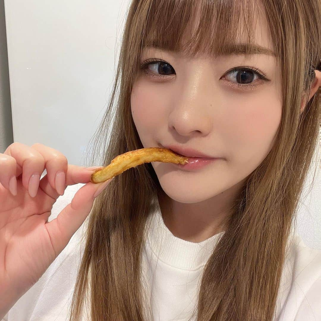 上矢えり奈のインスタグラム：「＊-＊-＊-＊-＊-＊-＊-＊  お取り寄せグルメ　@asombroso.hokkaido   北海道産男爵いもを2日以上も熟成させて おいもの旨みをぎゅーっと閉じ込めた 高級ポテトフライなんだって🥔🍟  おうちで揚げたてを食べられるから カリカリほくほくでうますぎた🤤  お酒に合うポテトチップスも カリッサクッとオリジナルスパイスの味で 最高のおやつでした🥰いも大好き  erina.  ＊-＊-＊-＊-＊-＊-＊-＊  PR @asombroso.hokkaido #北海道  #お取り寄せ  #高級ポテト  #アソンブロッソ #通販ギフト #グルテンフリー #フライドポテト #北海道グルメ」