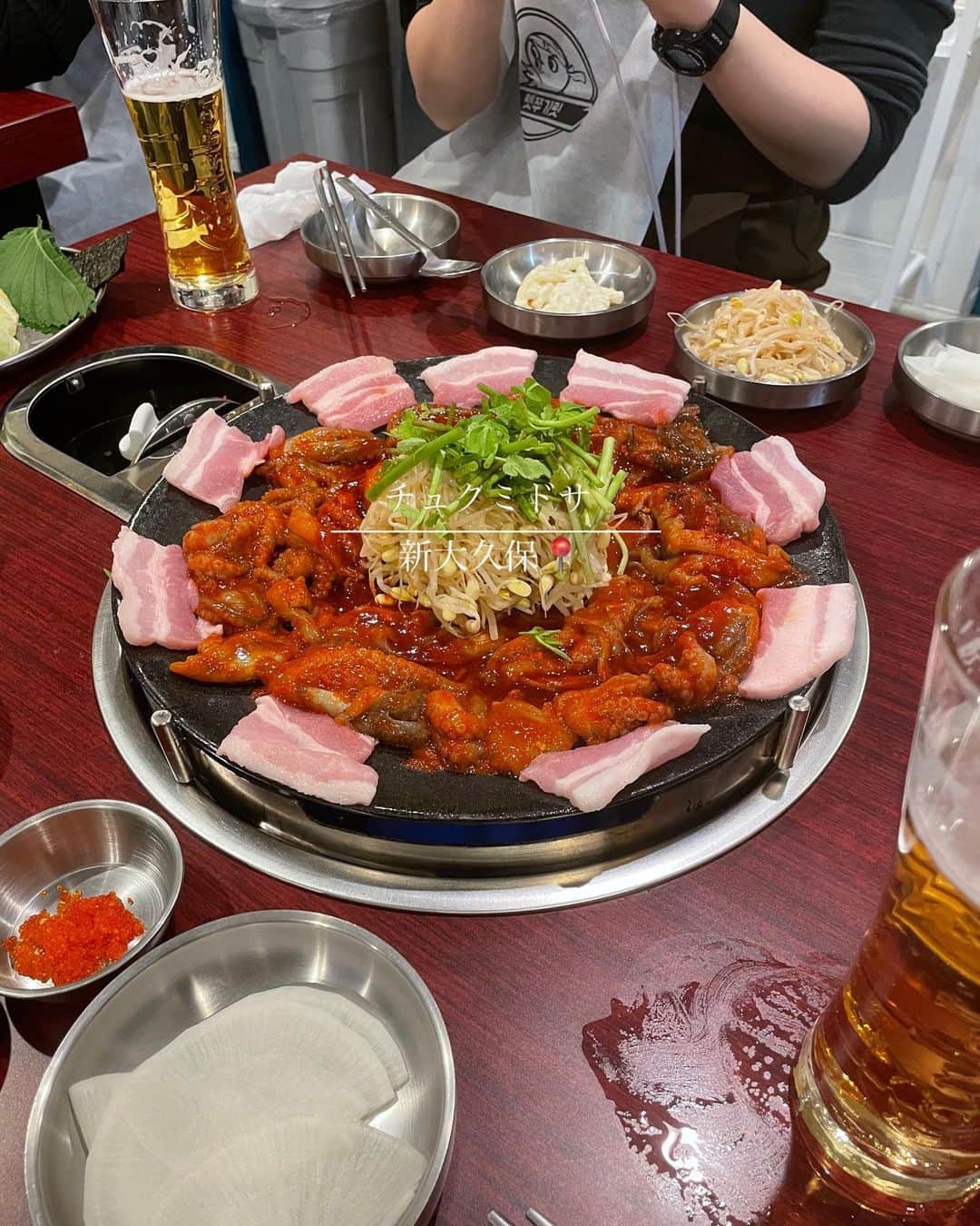 のインスタグラム：「. 📍チュクミドサ/新大久保  念願の初チュクミ〜🐙 本店は新宿にあるみたい🤭  いや〜辛いけど美味しい。 締めのチャーハンも最高🫰🏻  最後の画像はポパイ肉チヂミ🥓 なかなかみない味よね😳 これで3人前くらいかな、、、？ 3人でも多いくらいだった🤣  チェーン店なんだけど、人気店だから予約必須ఽ✍ まだチュクミ食べたことない方是非行ってみて〜🤍  . #新大久保 #新大阪グルメ #チュクミ #チュクミドサ #韓国 #韓国料理 #チヂミ」