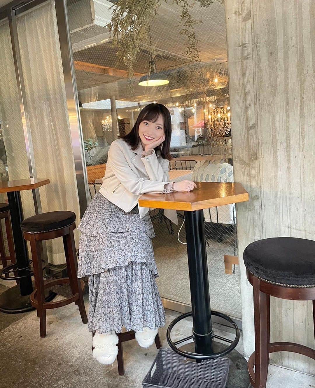 末井櫻子のインスタグラム：「✴︎ ． ． れなさんが投稿してたから私も忘れないうちに載せよっと🐒笑 大好きなキャラントサンクでランチした♩ ． ． この春は @mercuryduo_com のジャケットを使い倒してる❤︎ 低身長には嬉しい短丈♪ ． ． @furfur_official のサンダルも超絶お気に入り🐰☁️ 最近雨の日が多いし会社には流石に履いて行けないから履く機会少なめで悲しい🥲笑 ． ． 低身長さんたち皆んなどこでお洋服買ってるのかな〜💭 おすすめあったら教えてください❤︎」