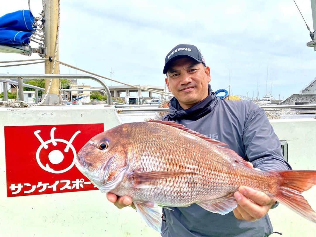 井口資仁のインスタグラム：「「丸又丸」 (サンケイスポーツ推薦船宿) 神奈川県松輪間口港  真鯛 コマセ釣りに初挑戦🎣 昨夜のワースポ生放送から朝一の釣り 波も高く体調も万全ではなかったですが、 なんとか鯛をGET‼️ 捌いて一晩寝かせてから明日いただきます。  次は青物のデカいのを狙いたい🐟  #井口忠仁 #井口資仁 #丸又丸 #松輪間口港 #サンケイスポーツ推薦船宿 #サンケイスポーツ釣り企画 #鯛 #コマセ釣り #ワースポ #ワースポ×ＭＬＢ #ワースポ×ＭＬＢサンデー」