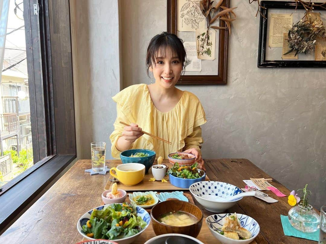 三津谷葉子さんのインスタグラム写真 - (三津谷葉子Instagram)「お気に入りの豆腐カフェへ☺️  他にお客さんも居なかったので 貸し切り気分で友人とマシンガントークを楽しんできました🫶🏻  このあとスタバで４時間お喋りし倒したことはここだけの秘密🤫」4月19日 20時09分 - yoko_mitsuya